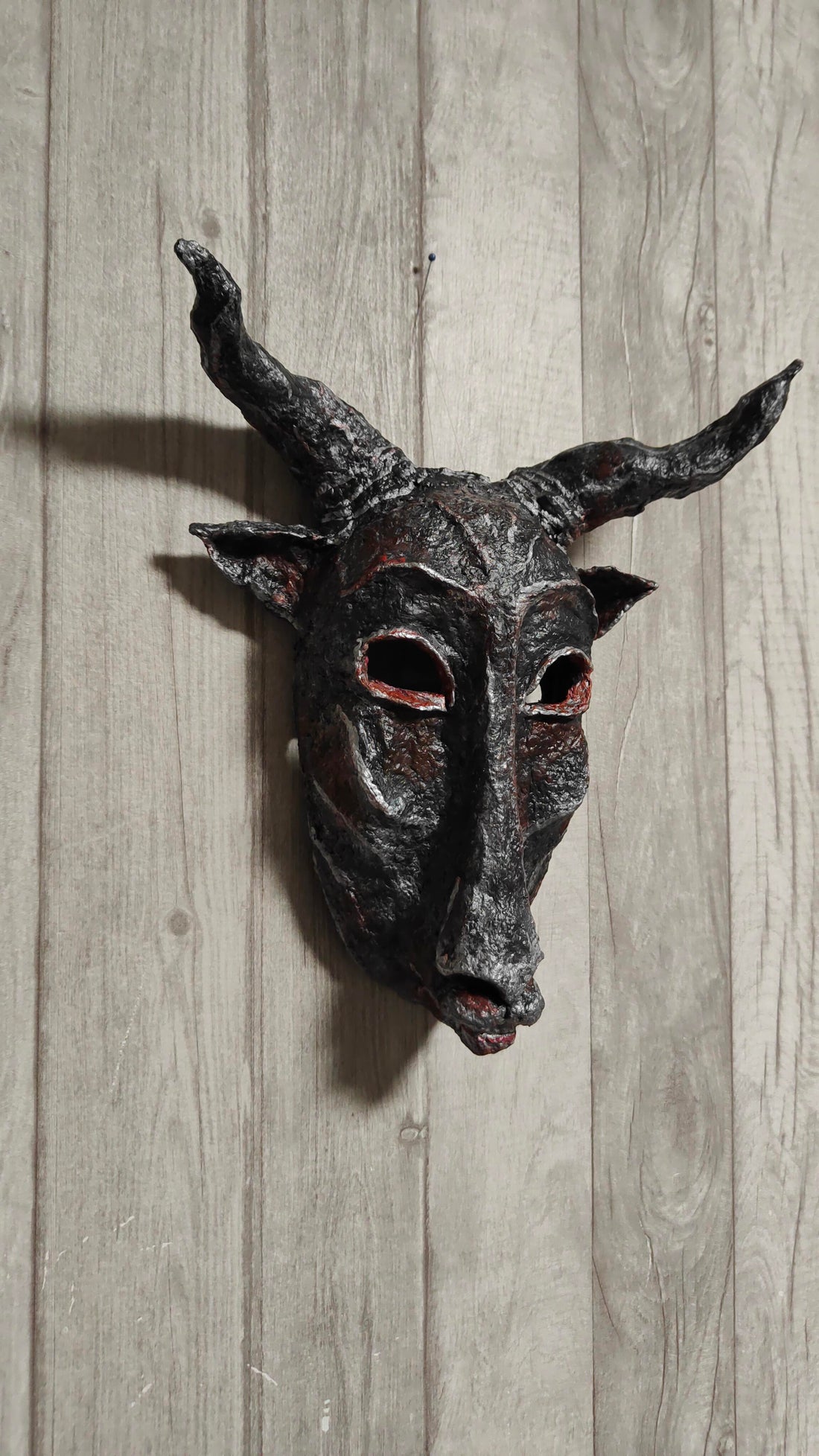 Maske als Wanddeko mit Charakter