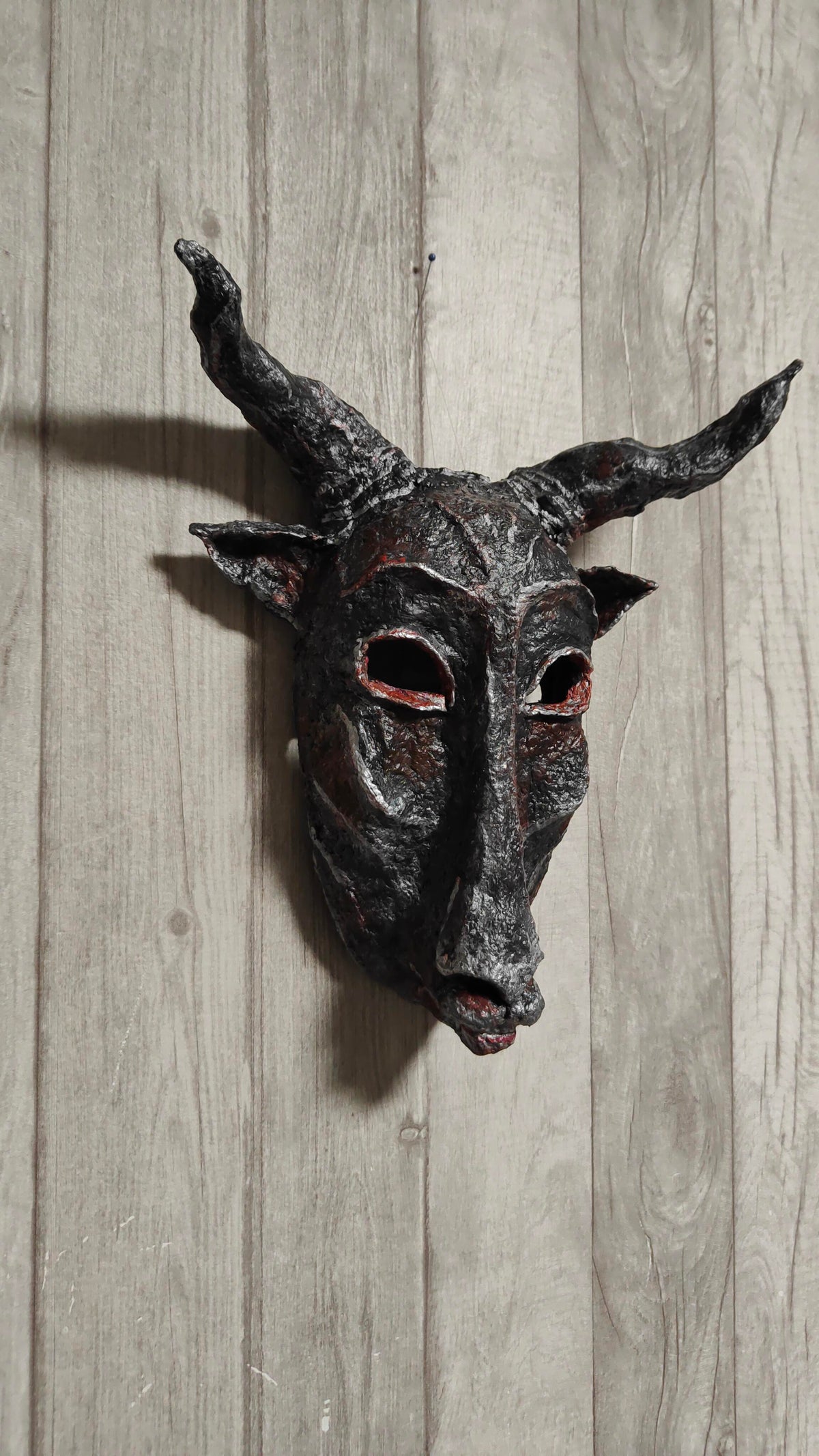 Maske als Wanddeko mit Charakter