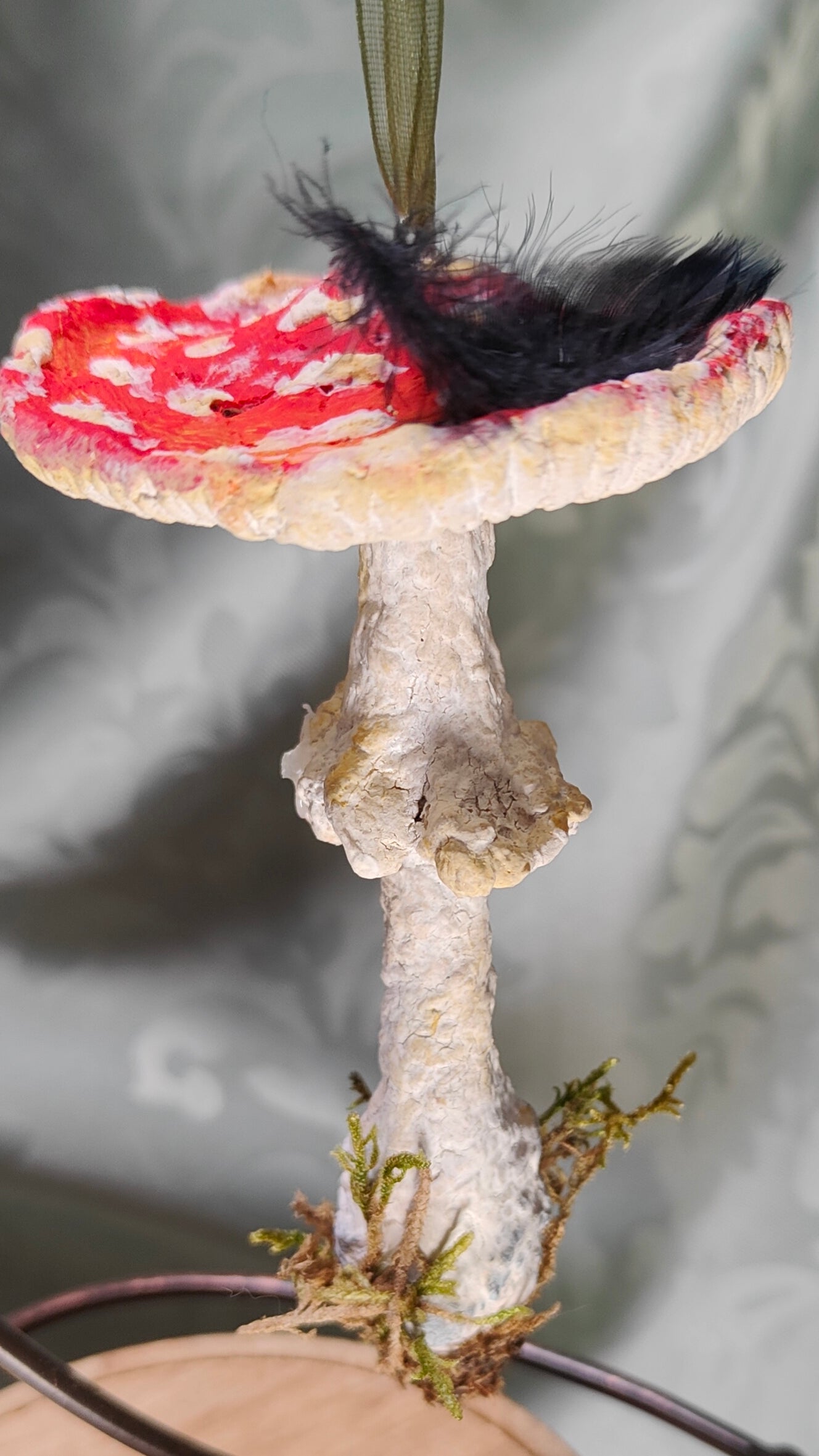 Narrischer Schwammerl/Roter Fliegenpilz (Amanita muscaria) aus Pappmaché zum Aufhängen in einer originellen Geschenkbox