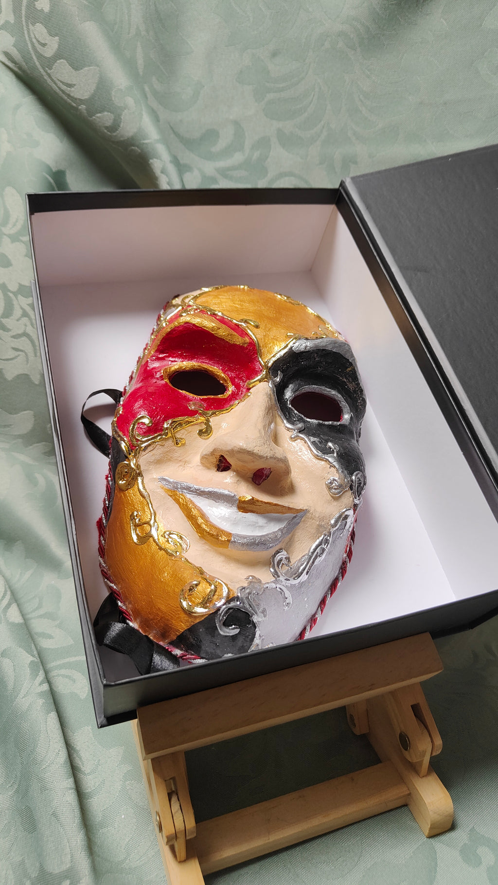 Maske "Trickster“ (Der Herr)