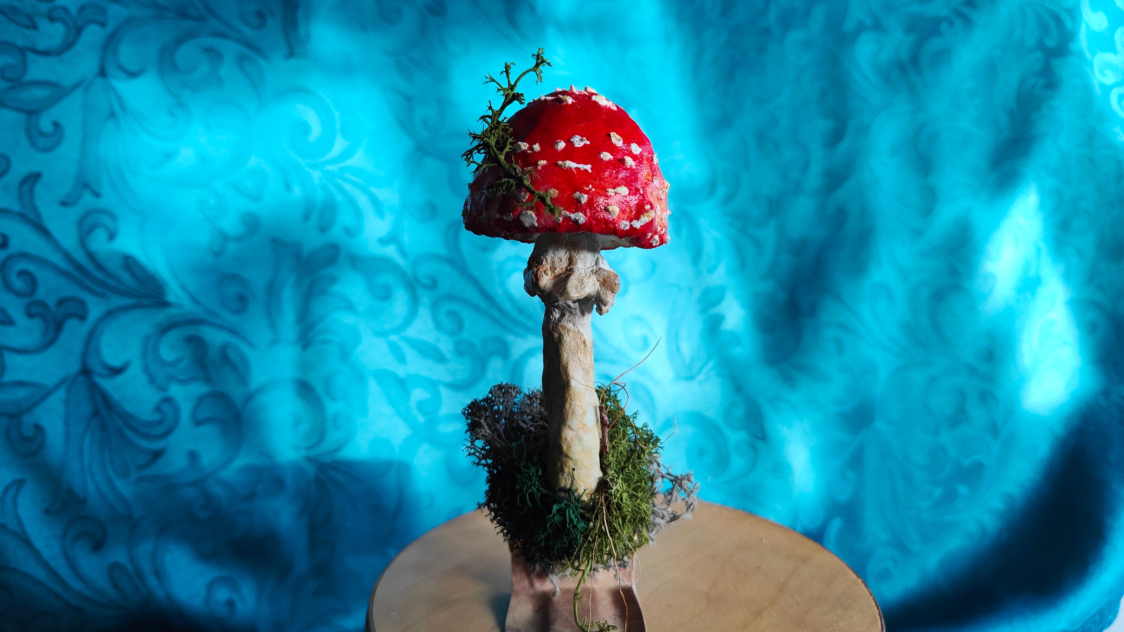 Narrischer Schwammerl/Roter Fliegenpilz aus Pappmaché zum Anhaften mit Magnet in einer originellen Geschenkverpackung