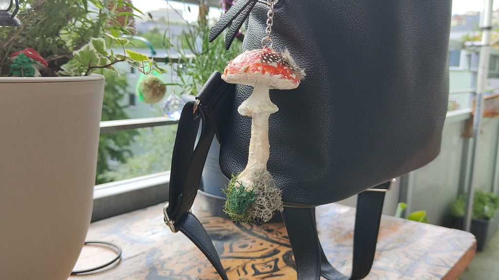 Narrischer Schwammerl als Bag Charm (Taschenanhänger) in einer originellen Geschenkverpackung