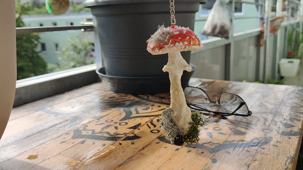 Narrischer Schwammerl als Bag Charm (Taschenanhänger) in einer originellen Geschenkverpackung