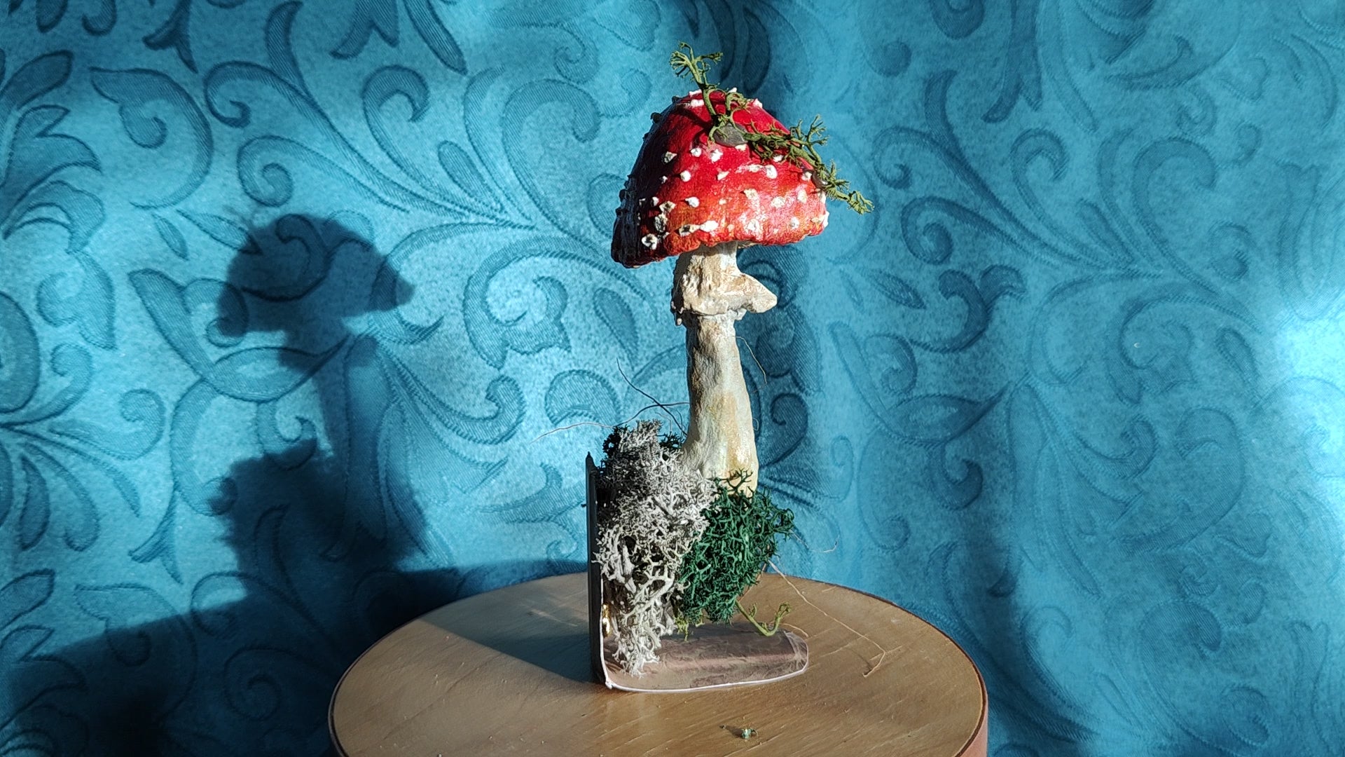 Narrischer Schwammerl/Roter Fliegenpilz aus Pappmaché zum Anhaften mit Magnet in einer originellen Geschenkverpackung