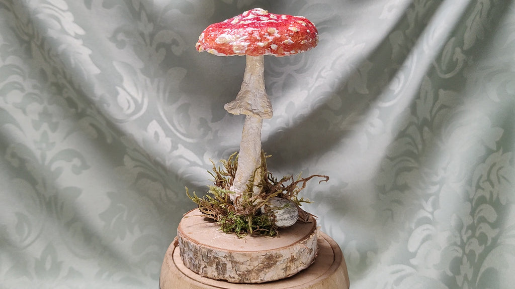 Narrischer Schwammerl/Roter Fliegenpilz aus Pappmaché auf Holzscheibe in einer originellen Geschenkverpackung