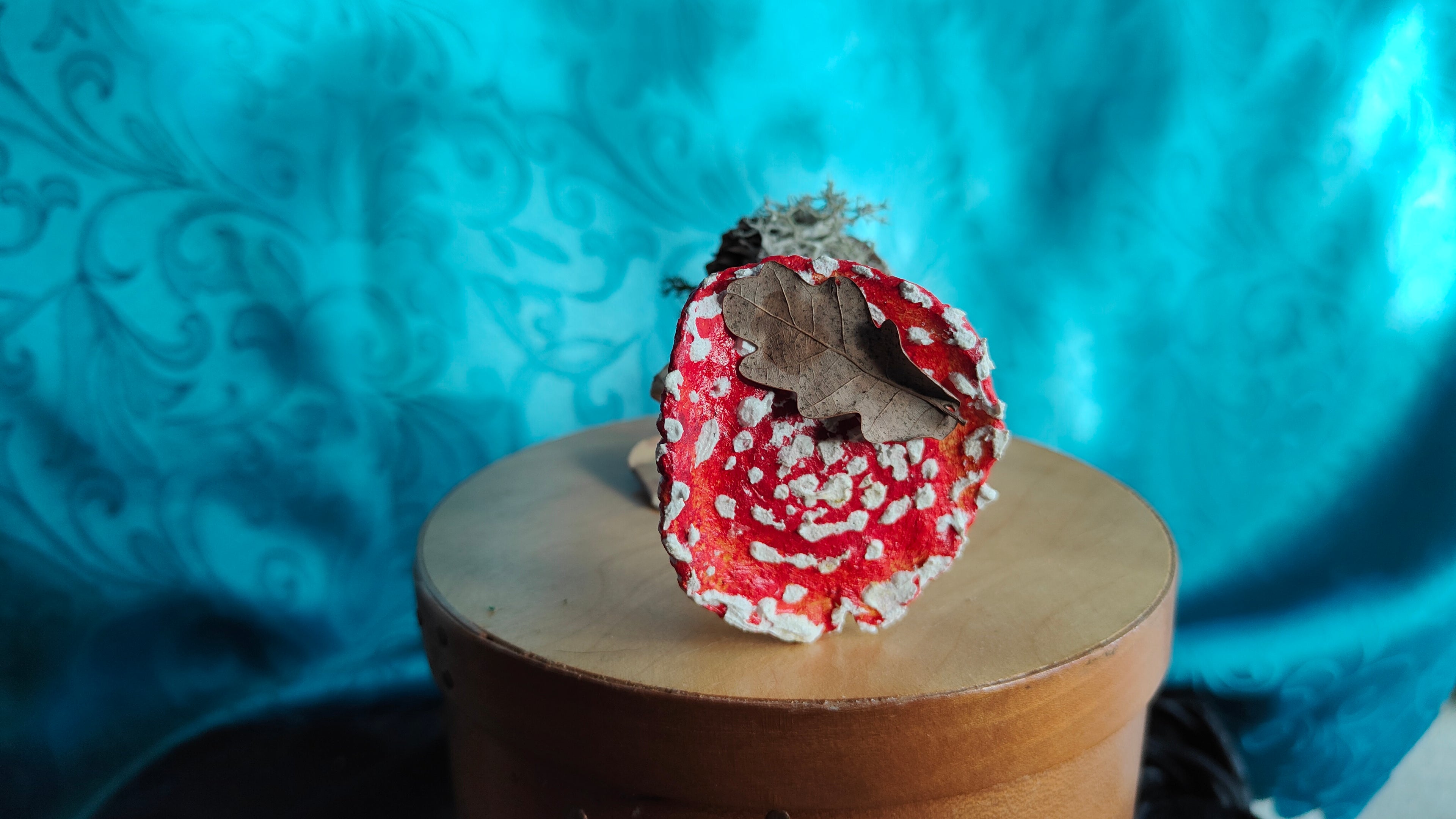 Narrischer Schwammerl/Roter Fliegenpilz aus Pappmaché zum Anhaften mit Magnet in einer originellen Geschenkverpackung