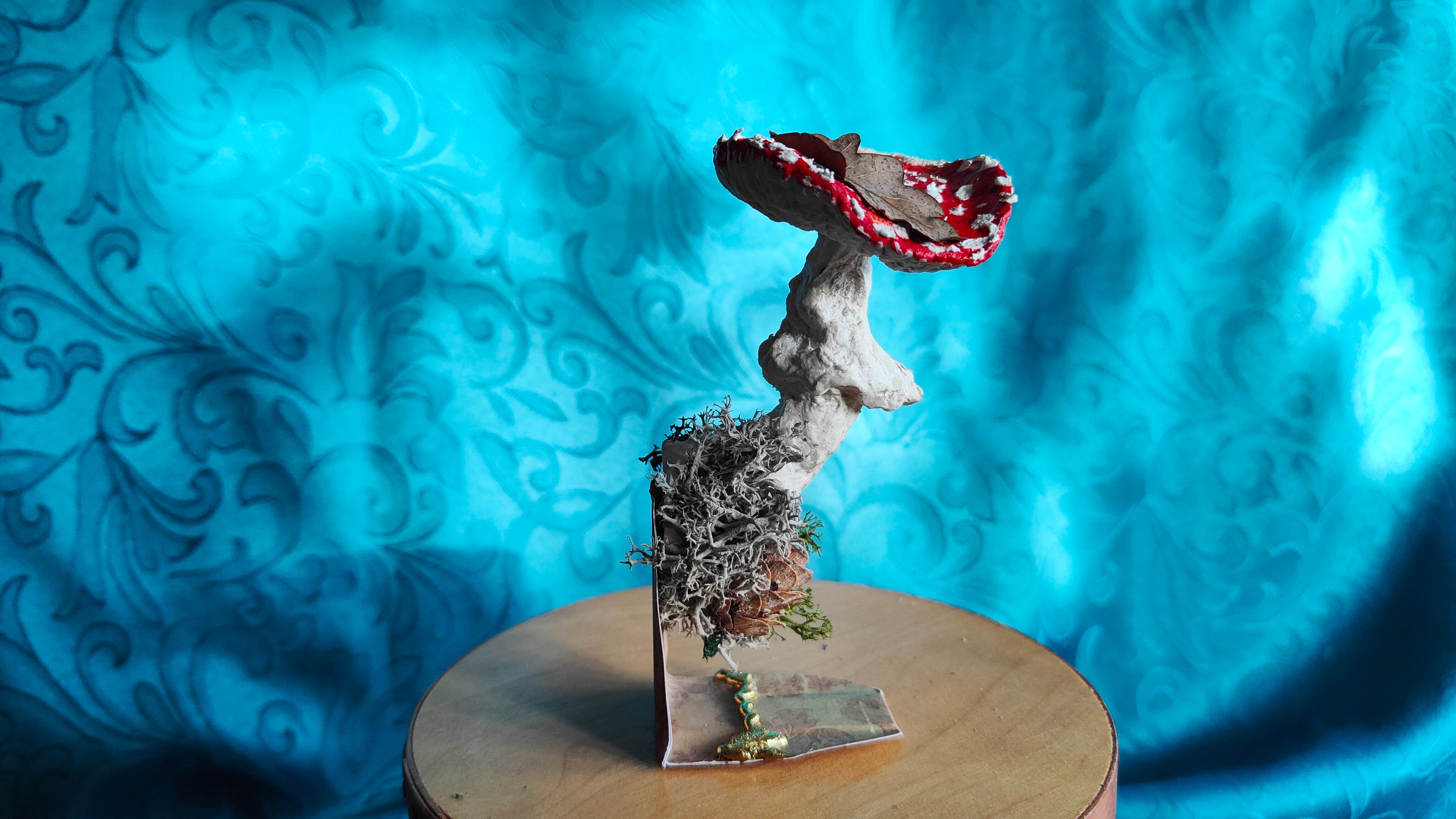 Narrischer Schwammerl/Roter Fliegenpilz aus Pappmaché zum Anhaften mit Magnet in einer originellen Geschenkverpackung