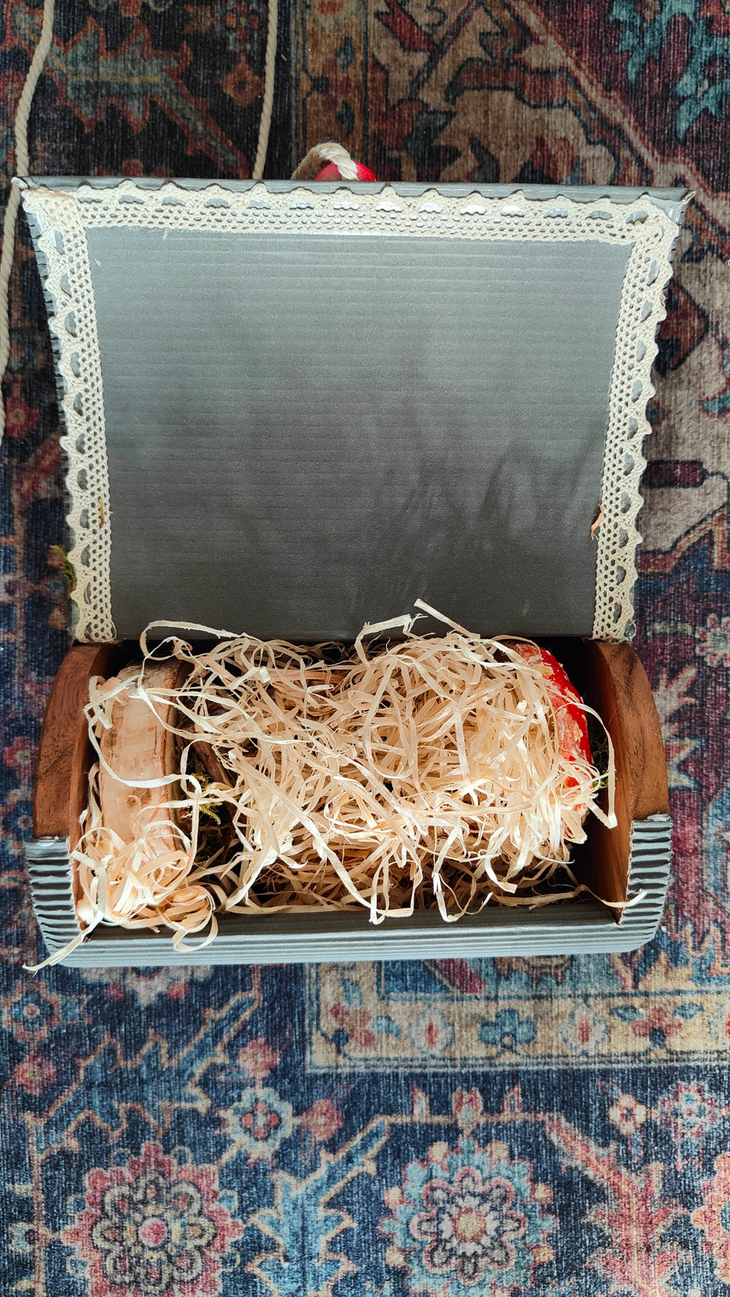 Narrischer Schwammerl/Roter Fliegenpilz aus Pappmaché auf Holzscheibe in einer originellen Geschenkverpackung