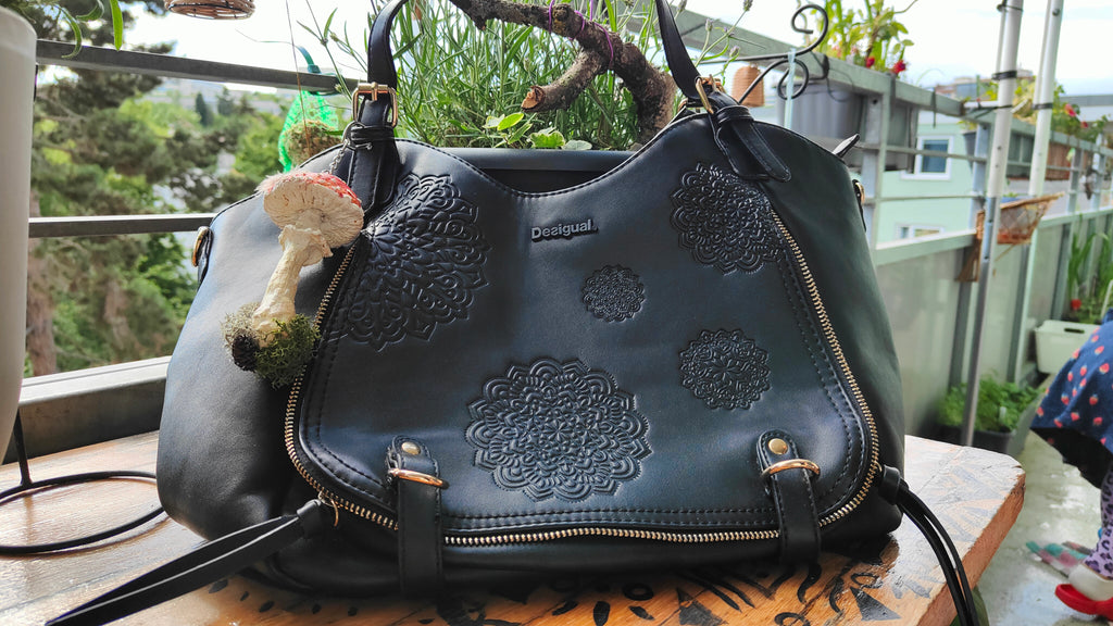 Narrischer Schwammerl als Bag Charm (Taschenanhänger) in einer originellen Geschenkverpackung