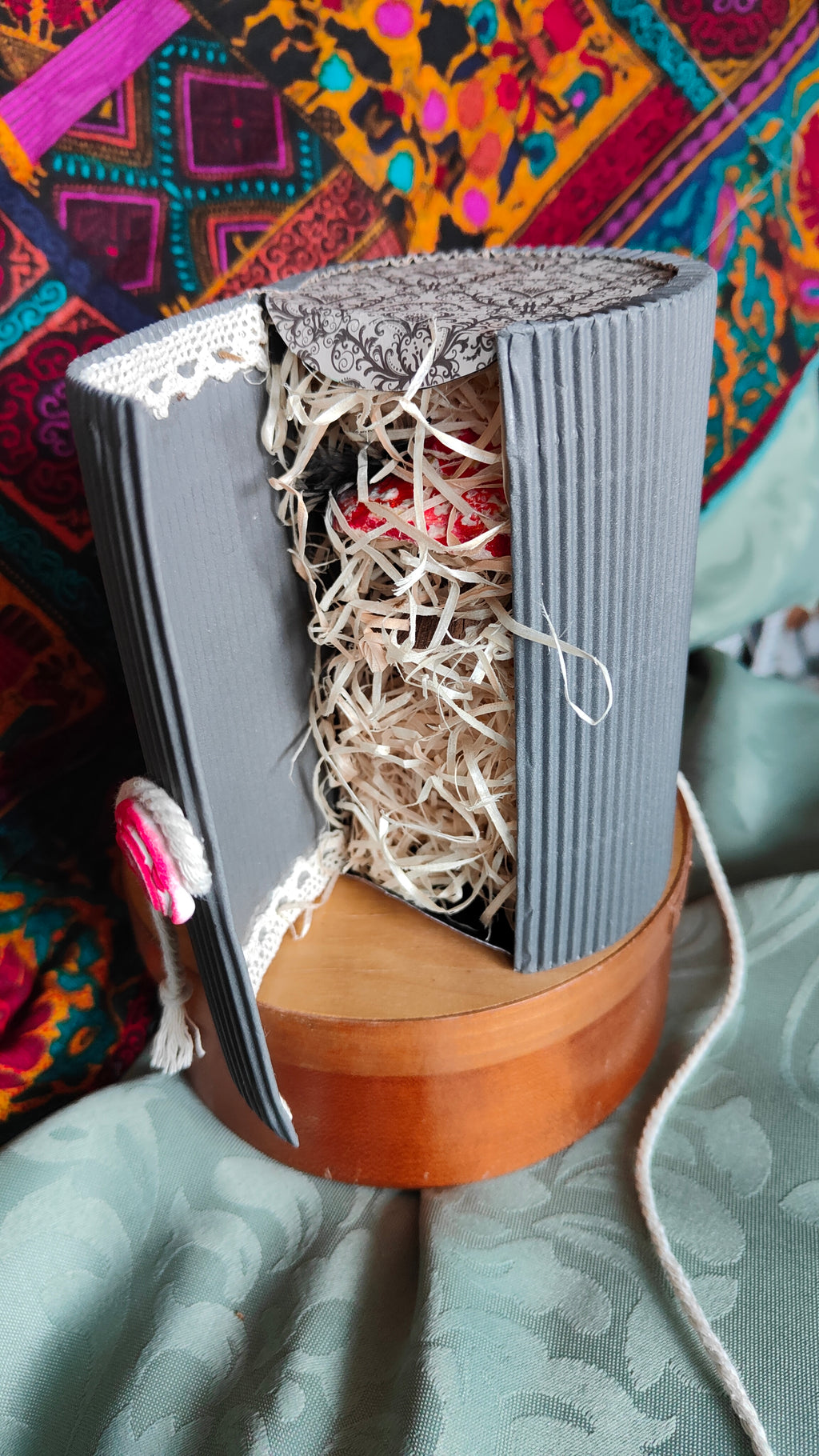 Narrischer Schwammerl/Roter Fliegenpilz (Amanita muscaria) aus Pappmaché zum Aufhängen in einer originellen Geschenkbox