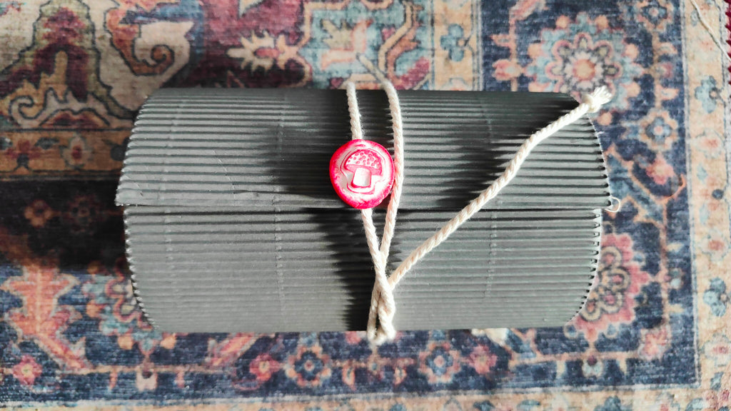 Narrischer Schwammerl/Roter Fliegenpilz aus Pappmaché auf Holzscheibe in einer originellen Geschenkverpackung