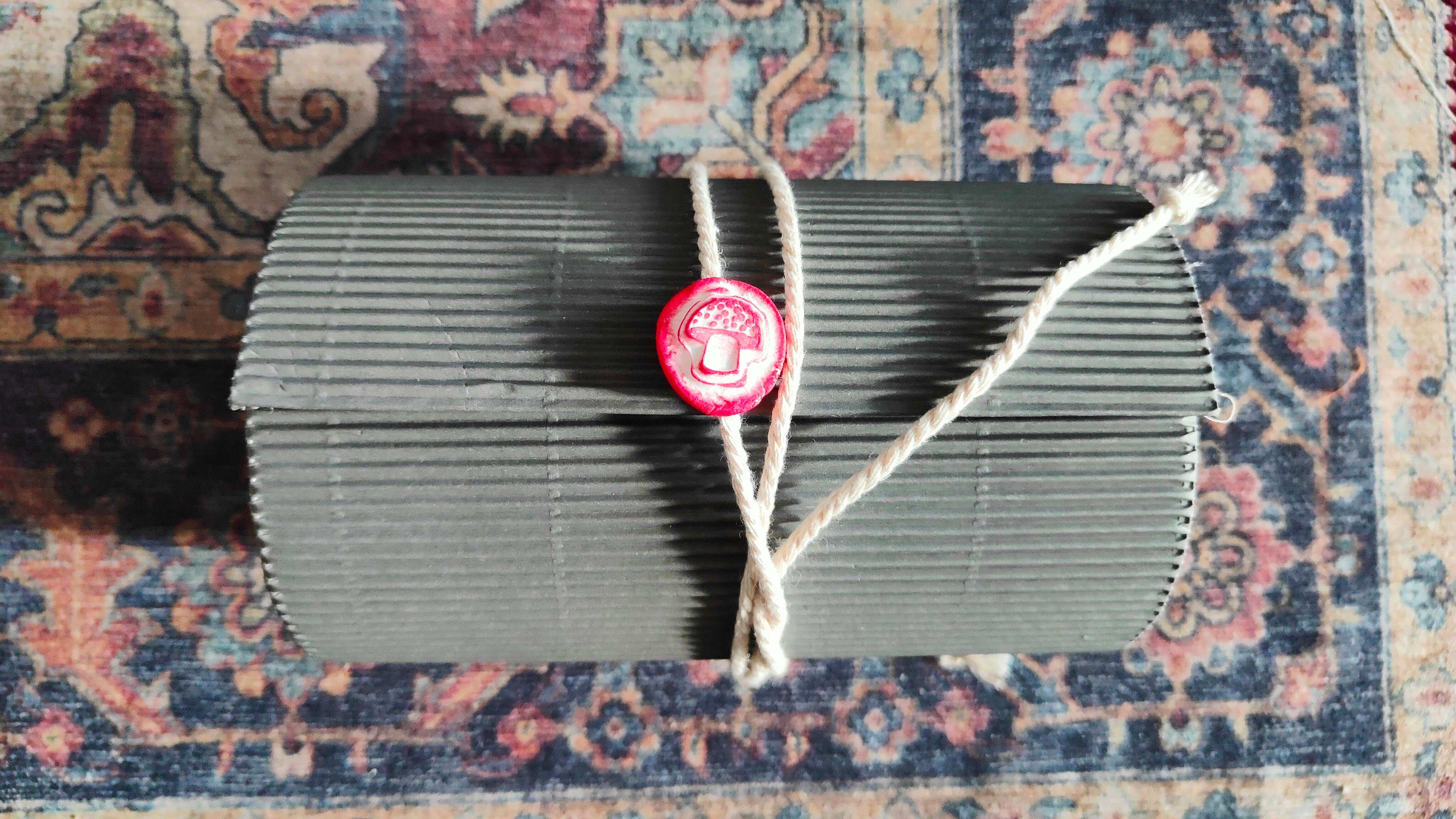 Narrischer Schwammerl/Roter Fliegenpilz aus Pappmaché auf Holzscheibe in einer originellen Geschenkverpackung